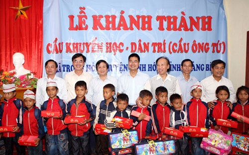 tin doanh nghiep - Tập đoàn Nam Cường tặng quà cho học sinh nghèo Quảng Bình tin doanh nghiep - Tập đoàn Nam Cường tặng quà cho học sinh nghèo Quảng Bình